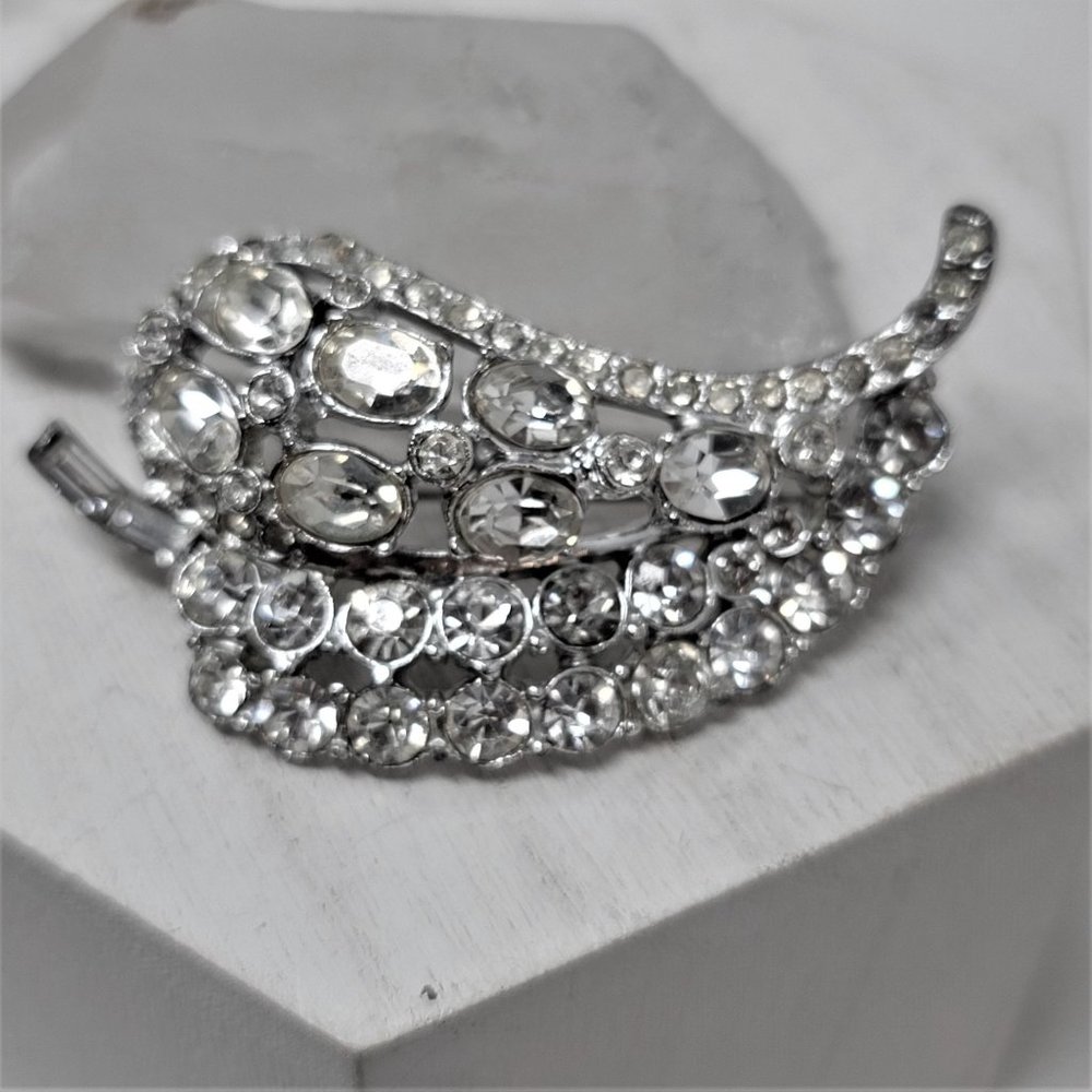 Vintage Rhinestone Brooch Pin Silvertone Oval N Rounds - Picture 5 of 7